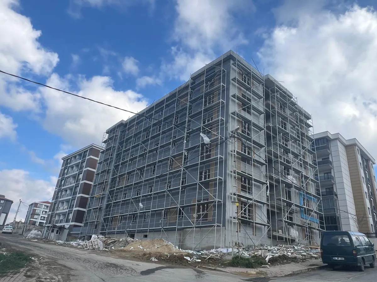 Apartman dış cephesinde iskele kurularak yapılan mantolama uygulaması