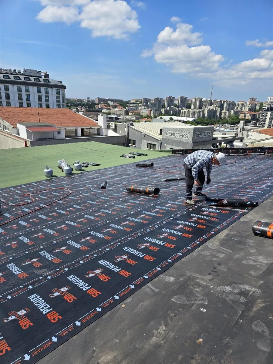 Teras çatıda su yalıtım membranı uygulaması yapan Aygün Çatı ekibi