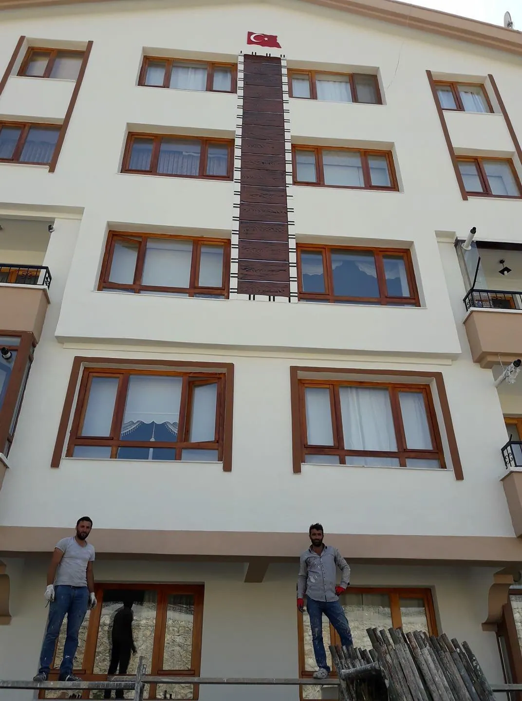 Tamamlanmış dış cephe mantolama ve boya uygulaması yapılmış apartman