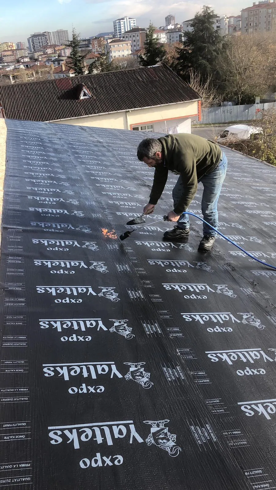 Çatı aktarımında kiremit altı su yalıtım membranı uygulaması