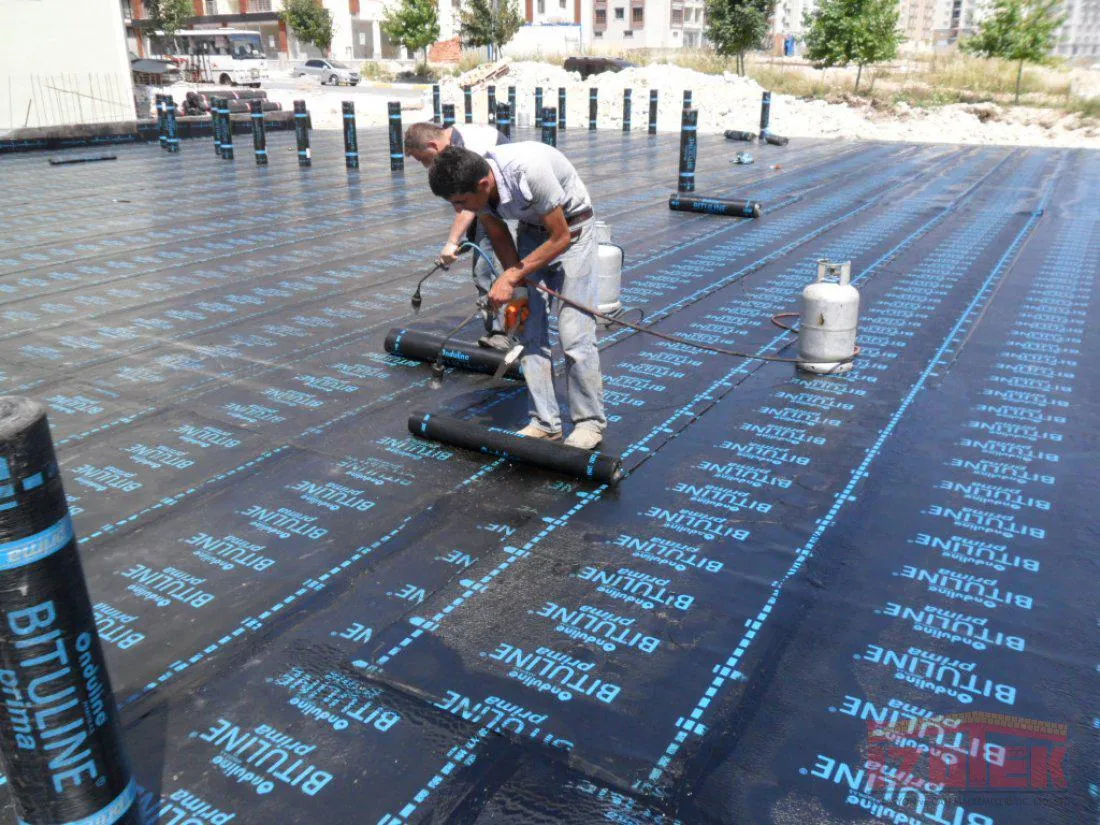 Çatıda membran kaynağıyla akıntı noktası tamiri