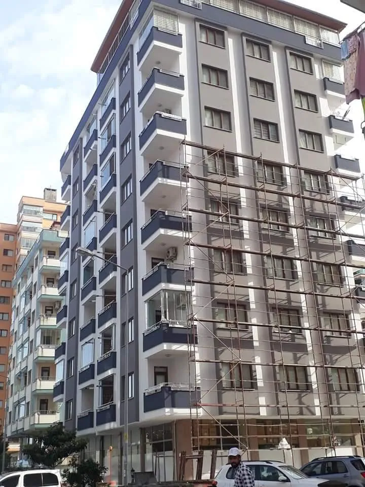 Apartman dış cephesine boya uygulaması