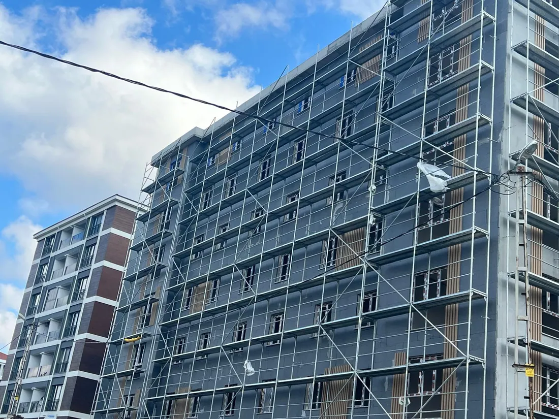 Bina dış cephesinde ısı yalıtım levhası ile mantolama çalışması